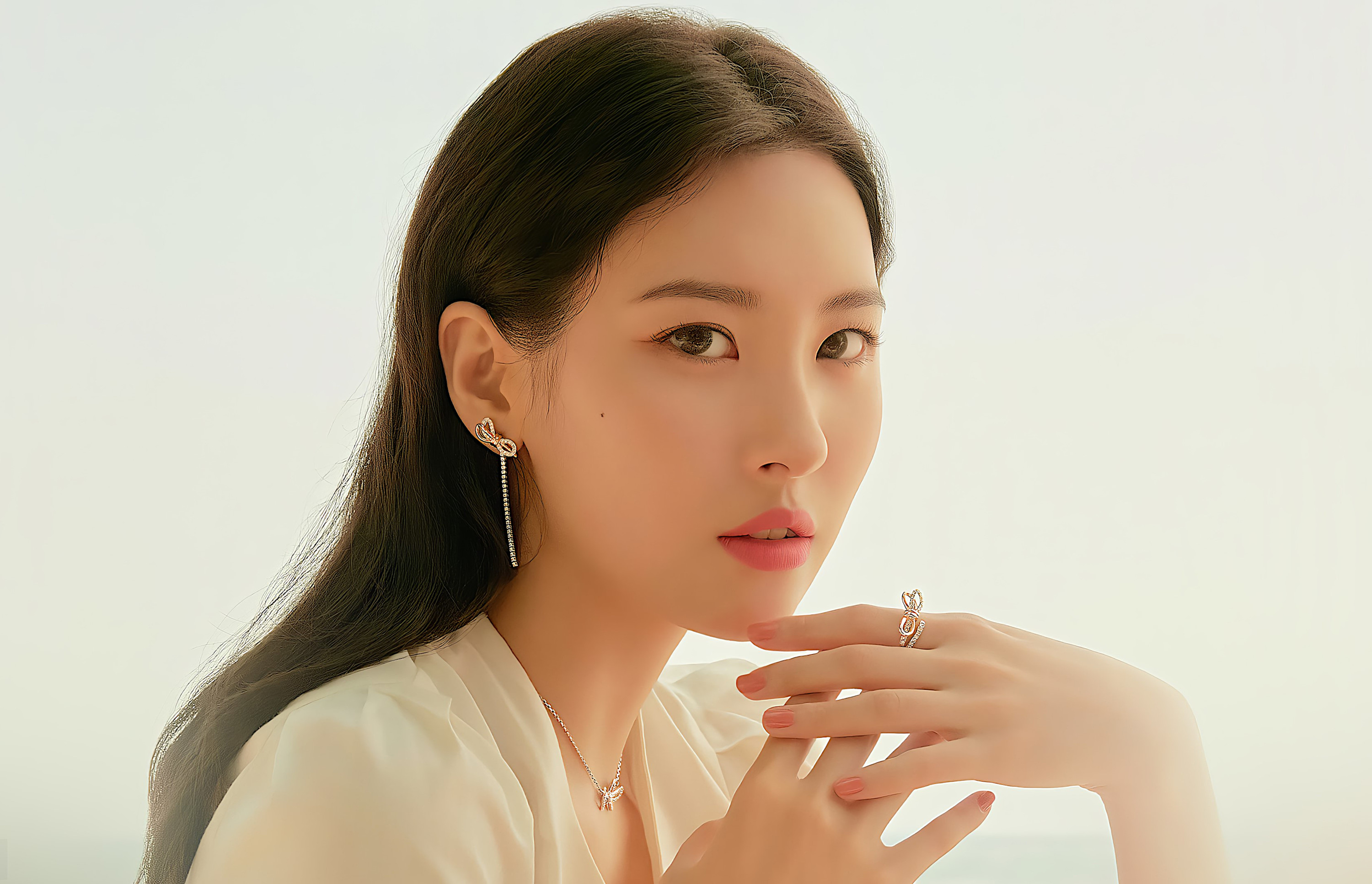 A picture of the K-pop singer Lee Sunmi wearing a stunning diamond ring.